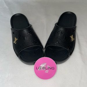 CUSTOM MADE CLASSIC PLATFORM SLIDE W/ BLACK EMBOSSED FAUX LEATHER GOLD LV CHARM